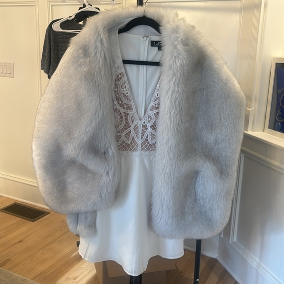 Lulus dress sz L. Aline waist w/deepV lace top.Full zip back Winter wonderland! - Picture 3 of 5